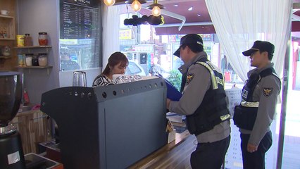 스쳐지가나던 경찰관이 이웃에게 다가갑니다. / YTN