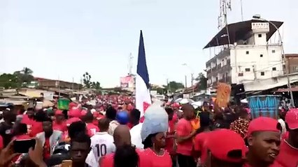 Il s'oppose à un 3e mandat d'Alpha Condé avec un drapeau français en main