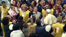 El papa recibe para un almuerzo a 1.500 pobres