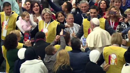 El papa recibe para un almuerzo a 1.500 pobres