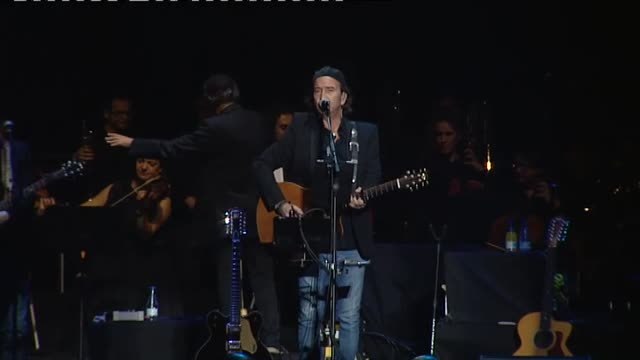 Cientos de personas homenajean el legado inmortal de Enrique Urquijo