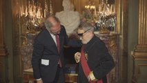 Fernando Arrabal recibe la Gran Cruz de la Orden Civil de Alfonso X en París