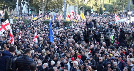Gürcistan'da erken seçim çağrısı yapan eylemciler parlamentoyu kuşattı