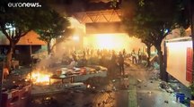 Polizei schafft es nicht, Uni zu stürmen - Studenten legen Feuer