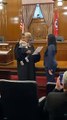 Le juge Richard Dinkins de la Cour d'appel de l'État faire bondir l'enfant dans un bras alors qu'il lit le serment d'admission à Juliana Lamar, la mère
