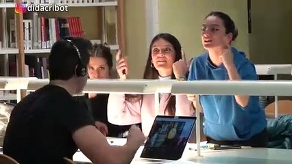 viendo tutoriales incomodos en la biblioteca 2 camara DIDAC