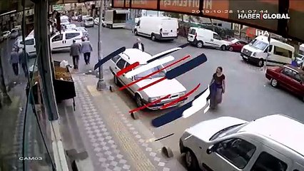 Akıllara durgunluk veren görüntü! Bir anda soyunmaya başladı