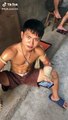 Ce boxeur thaï a des tibias incassables