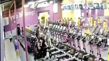 Un homme regarde beaucoup trop les filles dans une salle de sport
