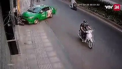 Un voleur de sac à main se prend son Instant Karma en pleine face