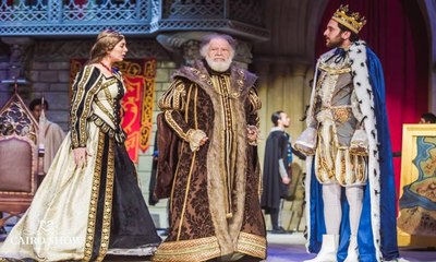 لقطات لأبطال مسرحية "الملك لير" في السعودية