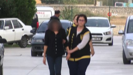 Çaldıkları altınları takınca yakalandılar