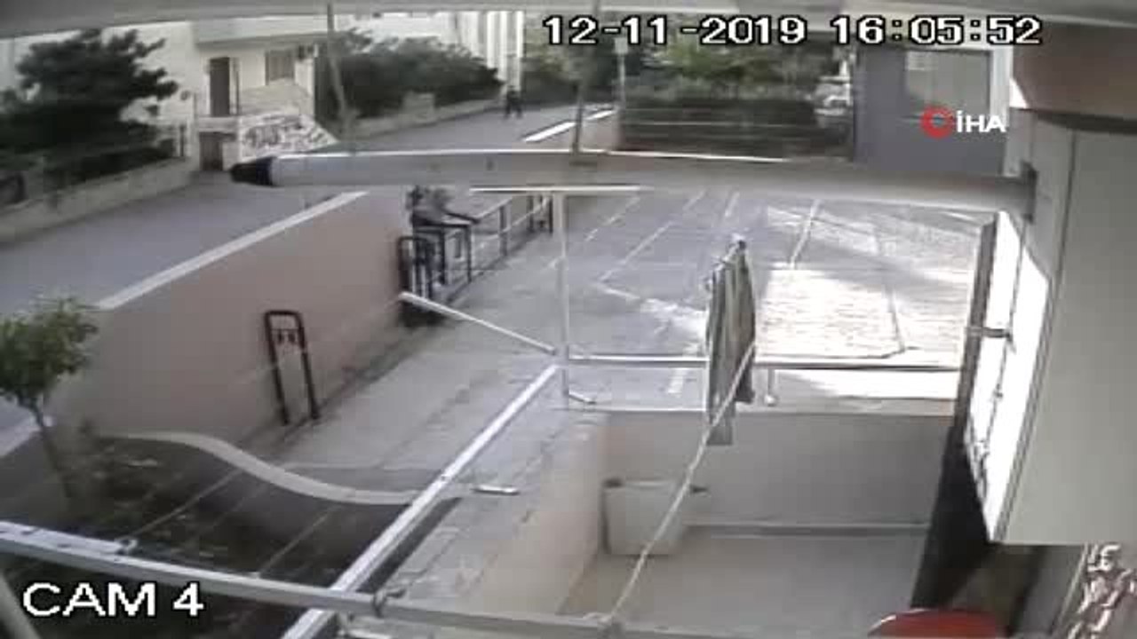 Çaldıkları altınları takınca yakalandılar