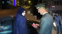 Genç teğmen nişan törenine üniforma ile gelip, nişanlısına Türk bayrağı hediye etti