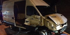 Esta furgoneta ‘suicida’ arrasa los controles fronterizos y mete a toda velocidad a 52 inmigrantes sin papeles en Ceuta