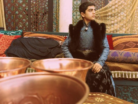 الطفل معتز هشام يخطف الأنظار بأدائه المبهر في الحلقة الأولى من ممالك النار