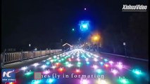 ¡Impresionante!: 800 drones iluminados componen impresionantes figuras de aviones en el cielo nocturno de China