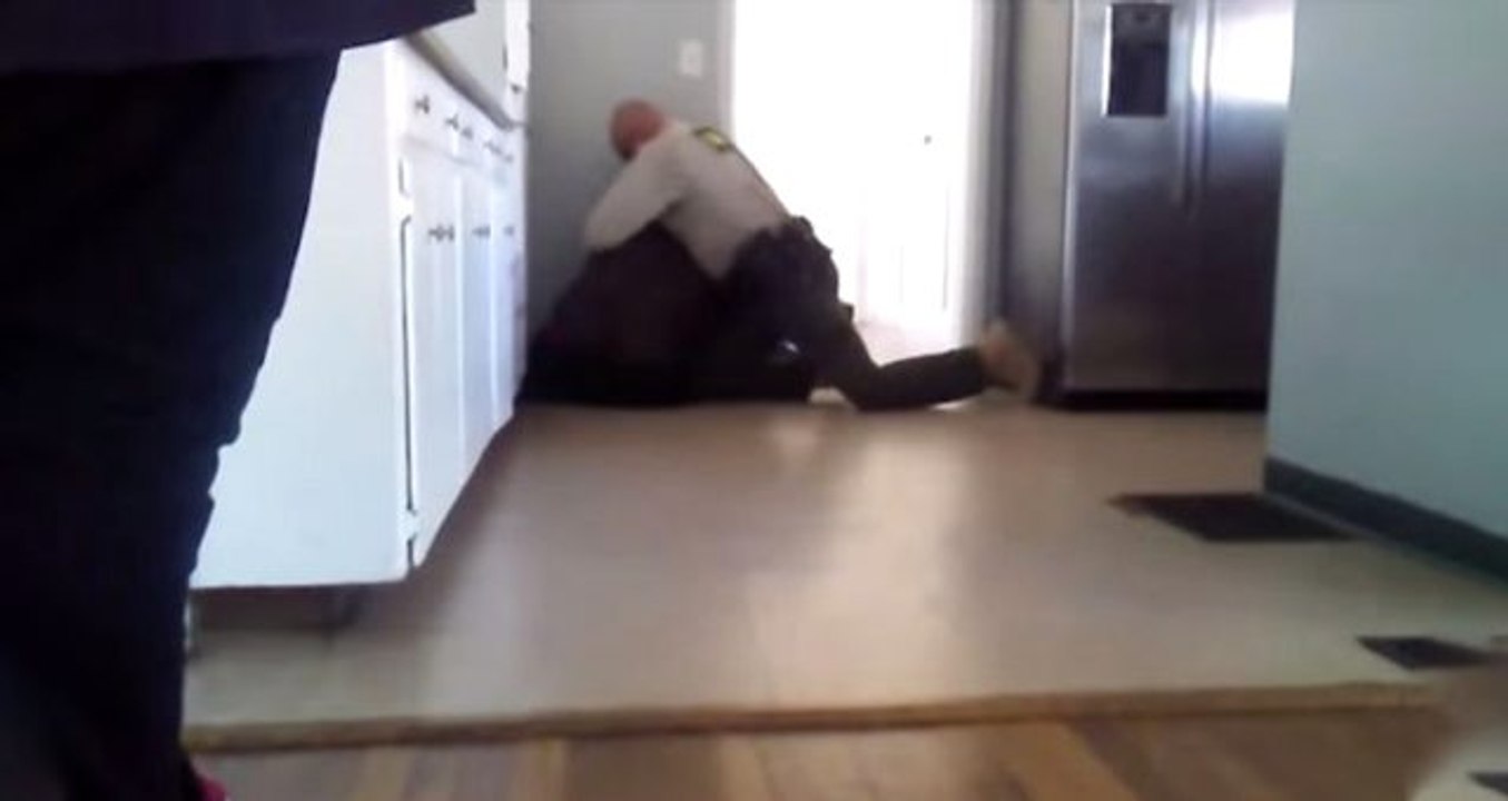 Kolları ve bacakları olmayan 15 yaşındaki çocuğa şiddet uygulayan polis memuru, tepki çekti