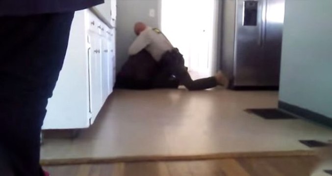 Kolları ve bacakları olmayan 15 yaşındaki çocuğa şiddet uygulayan polis memuru, tepki çekti