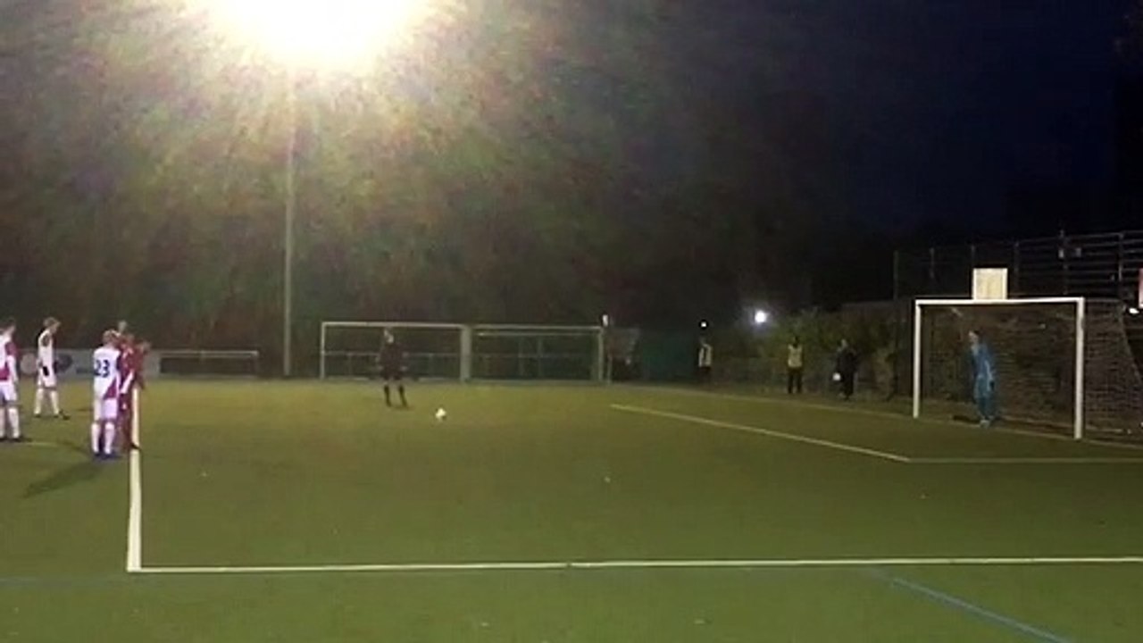 Lukas Baake (Rahlstedt) trifft zum 4:1 gegen Billstedt