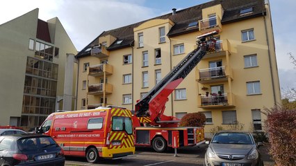 La grande échelle pour secourir une femme victime d'une chute à son domicile