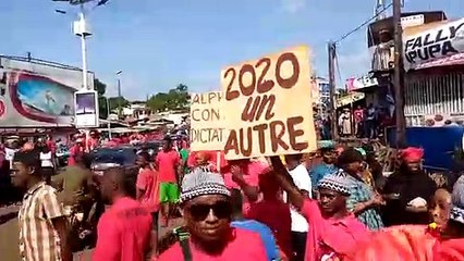 L'ambiance au rond-point de l'aéroport en attendant le début de la manif du FNDC