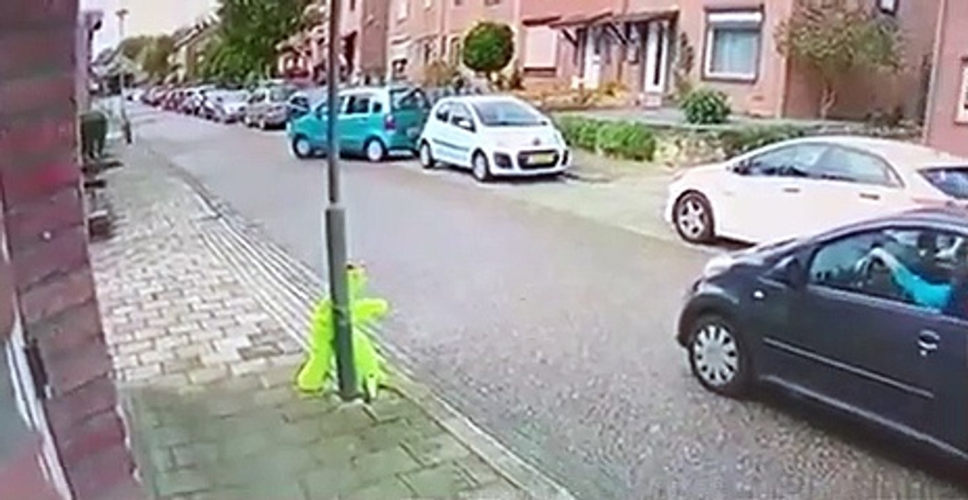 En essayant de se garer, cette voiture a heurté une autre et s’est retrouvée finalement sur le trottoir d’en face.