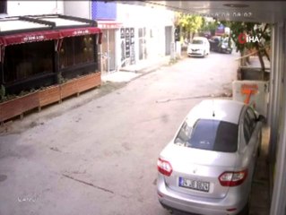 Aynı aileden 3 kişiyi öldüren zanlının olay yerine geliş anı kamerada