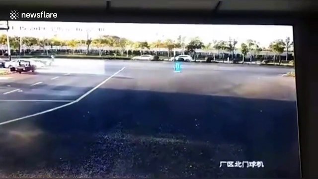 One person injured after reinforced concrete track falls during construction in eastern China