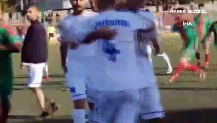 Yerde yatan futbolcuya tekme kamerada