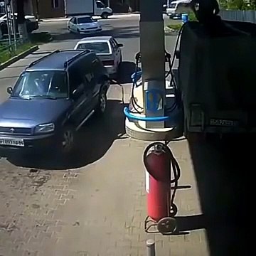 En voulant éclairer sa bouteille avec un briquet, cet homme met le feu à une station-service.