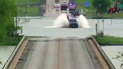 Il voulait à tout prix traverser cette route inondée... Mauvaise idée
