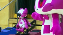 روبوتان بشكل شعار أولمبياد 2020 يدهشان تلامذة في طوكيو