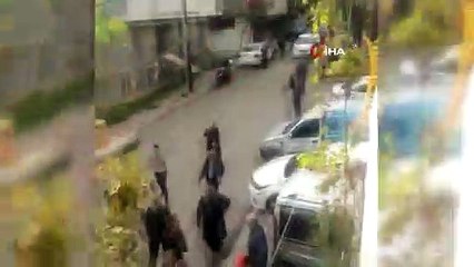 Pendik'te bir binanın çatısı alevler içinde kaldı; mahsur kalan engelli kadını vatandaşlar kurtardı