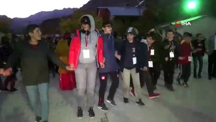 Çankırılı öğrenciler sıfır noktasında katıldıkları düğün töreninde halay çekti