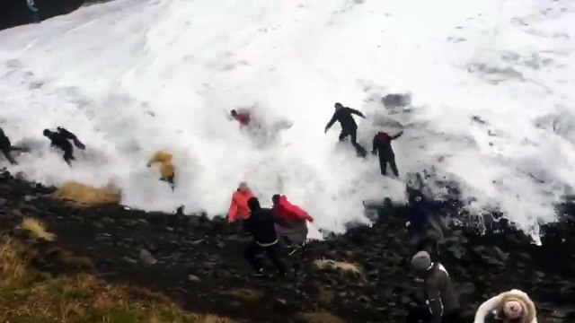 Ola gigante se lleva a turistas en Islandia
