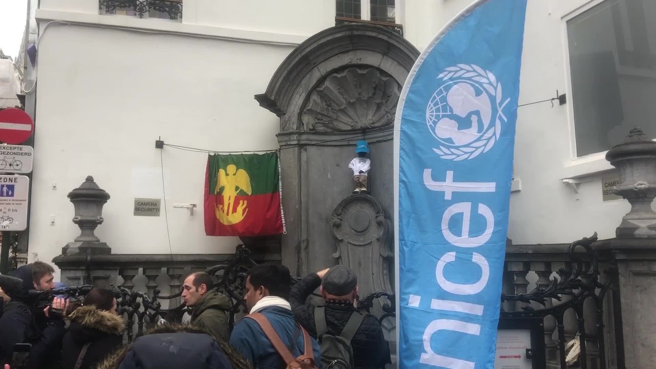 Manneken-Pis habillé par l'Unicef pour les 30 ans de la convention des droits de l'enfant