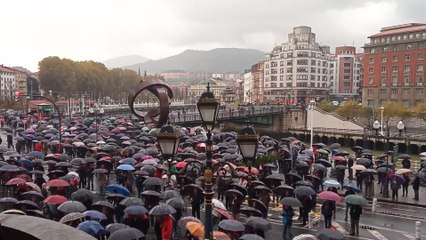 Скачать видео: La lluvia, presente en la concentración de pensionistas en Bilbao