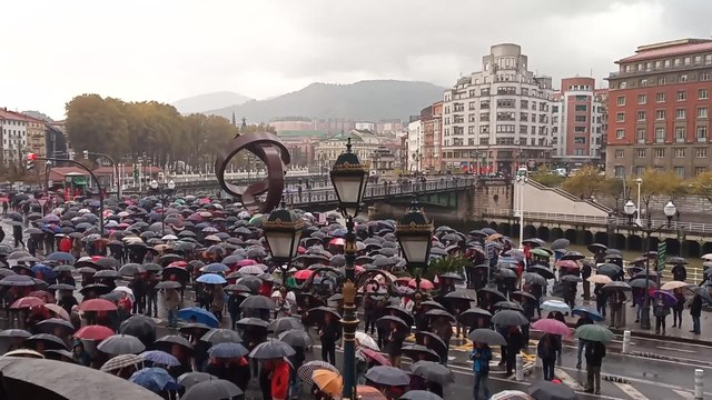 La lluvia, presente en la concentración de pensionistas en Bilbao