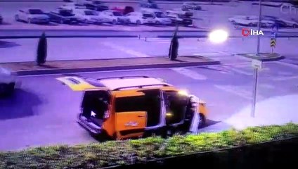 Kasksız motosiklet sürücüsü ölümden döndü... Motosiklet ile ticari aracın çarpıştığı kaza kamerada
