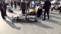 Kasksız motosiklet sürücüsü ölümden döndü... Motosiklet ile ticari aracın çarpıştığı kaza kamerada