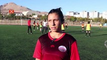 Diyarbakır'da üç kız profesyonel futbolcu olmak istiyor