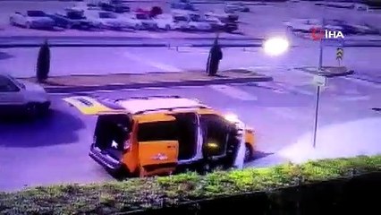 Ticari araç ile motosiklet çarpıştı; kasksız sürücü ağır yaralandı