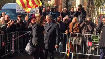 Torra y su esposa saludan a los concentrados ante el TSJC