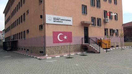 - Okulun paratoner kablolarını söküp yakarken yakalandılar- Korkusuz hırsızlar okuldan söktükleri kabloları çevredekilerin görme ihtimaline rağmen okul bahçesinde yakarak, içindeki bakır telleri çıkarmaya çalıştı