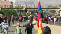 Los bloqueos viales de los partidarios de Evo Morales causan escasez en La Paz