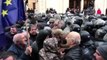 Gürcistan'da parlamentoyu kuşatan göstericilere müdahale (2) - TİFLİS