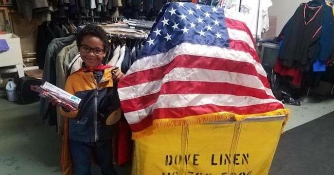 Un enfant de 8 ans a aidé près de 3 000 vétérans sans-abri avec ses «sacs pour héros»