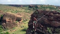 Sur une slackline au-dessus du vide, cet équilibriste se balance sans peur !