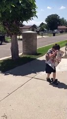 Ce gamin galère à ramener tout le courrier d'un coup !